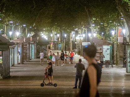 Turistas por las calles de Barcelona despues del toque de queda. En la imagen, Las Ramblas. / JUAN BARBOSA
