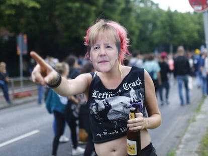 Manifestante com máscara da chanceler Angela Merkel durante um protesto contra o G20 em Hamburgo.