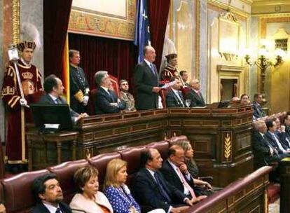 Don Juan Carlos pronuncia un discurso en el hemiciclo del Congreso con motivo del acto institucional de conmemoración del XXX aniversario de las primeras elecciones democráticas.