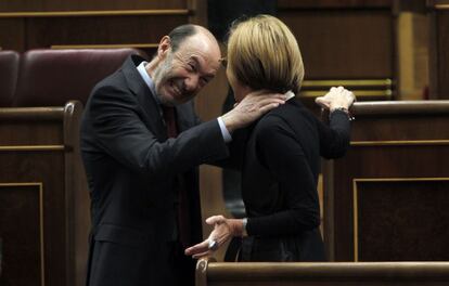 Alfredo Pérez Rubalcaba bromea con Rosa Díez, llevándo las manos a su cuello, el 8 de febrero de 2012.