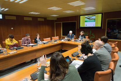 Imagen de la sesión en la que se ha constituido la Ponencia de Memeoria y Convivencia en el Parlamento vasco.