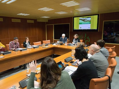 Imagen de la sesión en la que se ha constituido la Ponencia de Memeoria y Convivencia en el Parlamento vasco.