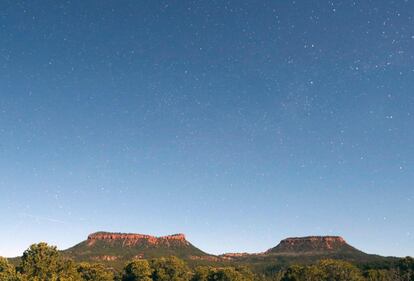 En el caso de Bears Ears, que tenía alrededor de 5.400 kilómetros cuadrados y fue creado por el expresidente Barack Obama en 2016, Trump ha decidido dividirlo en dos parques que juntos ocupan un área de unos 930 kilómetros cuadrados, un recorte de más de 80% del territorio. En la imagen, vista panorámica de los dos acantilados conocidos como Bears Ears en el Monumento Nacional homónimo en Utah.