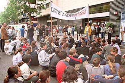 Los manifestantes se congregaron frente a la sede de CDC en Barcelona para entregar una carta.