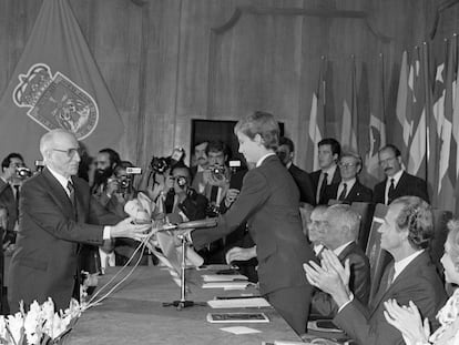 Oviedo (Asturias), 8-10-1983.- El matemático y Presidente de la Academia Nacional de Ciencias Exactas, Física y Naturales de Buenos Aires, Luis Antonio Santaló, recibe de manos  de S.A.R. Felipe de Borbón el Premio Príncipe de Asturias en Investigación y Ciencia 1983. El acto fue celebrado en el Teatro Campoamor de la capital asturiana. Efe/tb