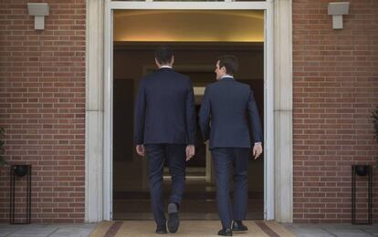 Pedro Sánchez (izda.) con Pablo Casado en la Moncloa el pasado 2 de agosto.