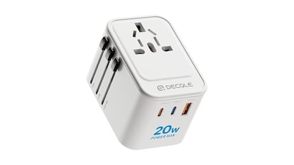 Adaptador universal sobre fondo blanco