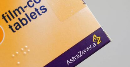 Logotipo de AstraZeneca en una caja de medicamentos.