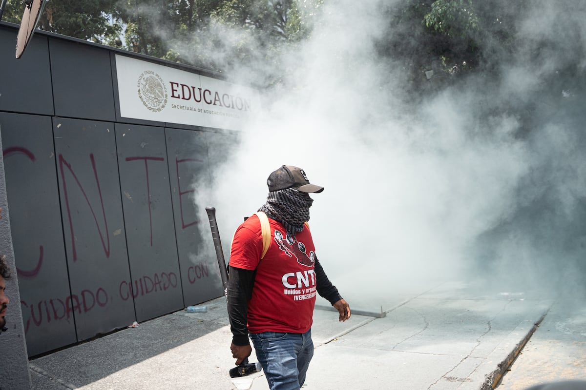 Maestros de CNTE ingresan a Secretaría de Educación en CDMX