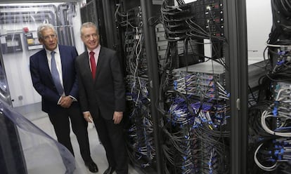 El lehendakari Urkullu y el fsico Pedro Miguel Etxenike observan el supercomputador Atlas del Donostia Physics Center.