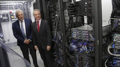 El lehendakari Urkullu y el físico Pedro Miguel Etxenike observan el supercomputador Atlas del Donostia Physics Center.