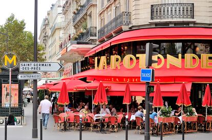 Terraza de La Rotonde, el bistró regentado por Victor Libion que a comienzos del siglo XX acogía a todo un batallón de artistas en París.