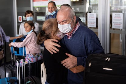 Pablo Costas Villar, el marinero gallego retenido en Yemen durante 11 meses por una acusación de pesca ilegal, es recibido por sus familiares a su llegada al aeropuerto de Madrid, este viernes.