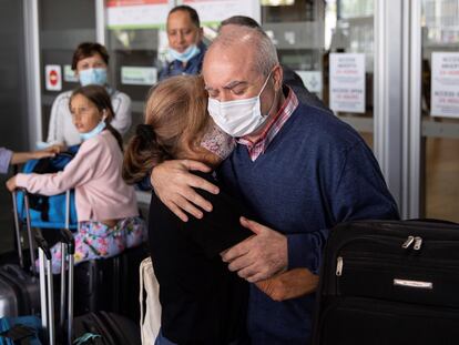 Pablo Costas Villar, el marinero gallego retenido en Yemen durante 11 meses por una acusación de pesca ilegal, es recibido por sus familiares a su llegada al aeropuerto de Madrid, este viernes.