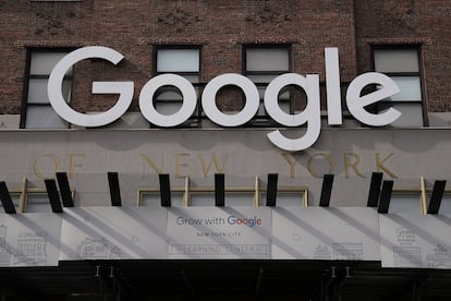 Un cartel de Google en un edificio de la compañía en Nueva York.