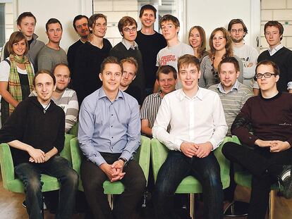 <b>El equipo de Spotify, en 2009. El segundo por la izquierda, con jersey a rayas, es Daniel Ek, su fundador.</b>