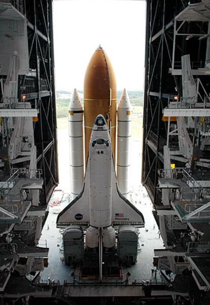 El transbordador <i>Discovery</i> sale del hangar en la base de Florida.