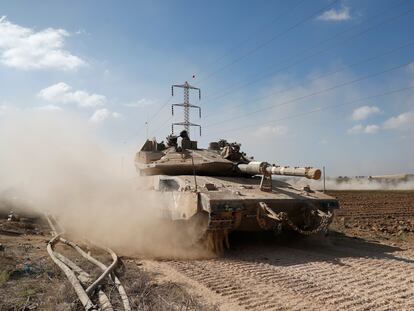 Maniobras militares israelíes en la frontera con Gaza, este viernes.