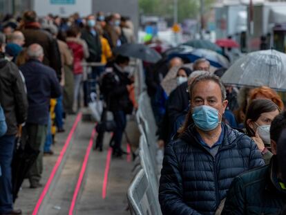 Colas en el pabellón de Wizink Center para la vacunación masiva de AstraZeneca, el 9 de abril en Madrid.