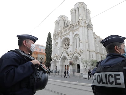 Policías vigilan la iglesia Notre Dame de Niza, escenario del último atentado islamista en Francia