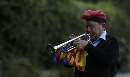Un hombre toca su trompeta durante una ceremonia conmemorativa del 77 ° aniversario de la muerte de Lluís Companys.
