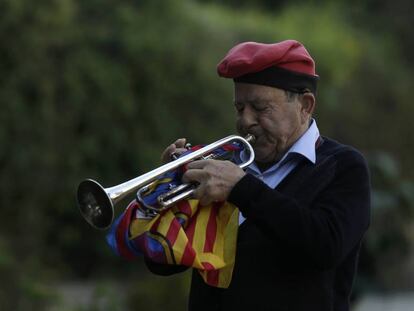 Un hombre toca su trompeta durante una ceremonia conmemorativa del 77 ° aniversario de la muerte de Lluís Companys.