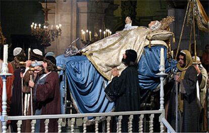 Los apóstoles pasean,  en la <b><i>Festa</b></i>, el cuerpo de la Virgen antes de darle sepultura, ayer en Elche.