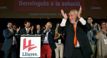 Antoni Fernández Teixidó, acompañado del resto de su ejecutiva de Lliures.