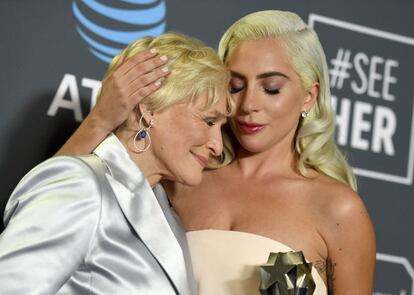 Glenn Close, protagonista de 'La buena esposa' abraza a Lady Gaga, intérprete de 'Ha nacido una estrella'. Ambas empataron y se llevaron el galardón como Mejor Actriz.