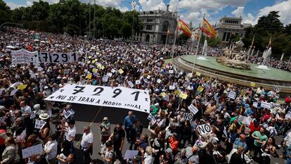 La plataforma Vecinas y vecinos de barrios y pueblos de Madrid ha convocado este domingo en Madrid una manifestación en defensa de la sanidad pública y para protestar contra las políticas del Ejecutivo madrileño que consideran como "desmantelamiento y privatización" de este servicio. 