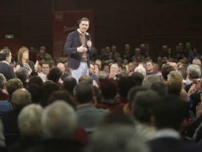 El secretario general del PSOE, Pedro Sánchez, durante la asamblea abierta a la ciudadanía en la que ha participado en San Sebastián.