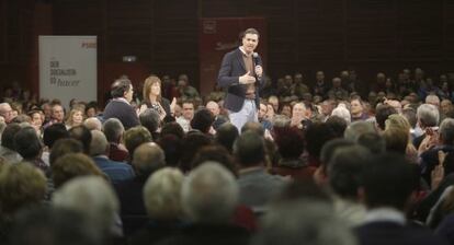 El secretario general del PSOE, Pedro Sánchez, durante la asamblea abierta a la ciudadanía en la que ha participado en San Sebastián.