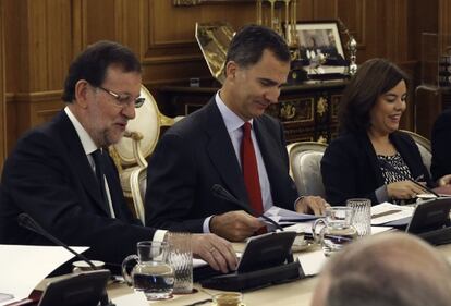 El Rey Felipe, el presidente y la vicepresidenta, esta tarde en la Zarzuela.