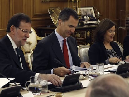 El Rey Felipe, el presidente y la vicepresidenta, esta tarde en la Zarzuela.