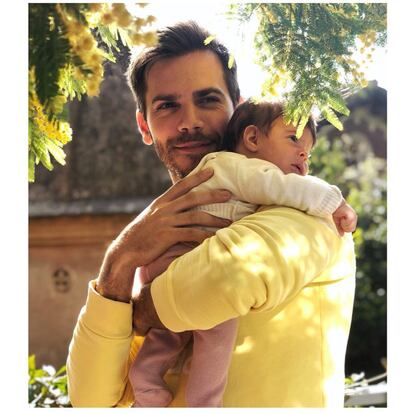 El actor Marc Clotet es padre primerizo junto a la también actriz Natalia Sánchez. Su hija Lia nació el pasado enero, un mes antes de lo esperado. "Feliz día del padre", ha puesto Clotet en inglés en su Instagram, junto a una tierna imagen con Lia en sus brazos.