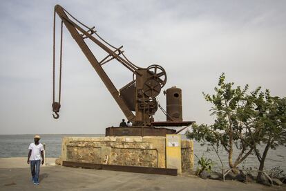 Este es uno de los 16 monumentos históricos de Saint Louis, protegido por decreto desde 1975 por el Estado senegalés. La grúa a vapor data de 1883 y, situada en el norte de la isla, se encuentra en buen estado de conservación. Es parada obligada en las rutas turísticas de la ciudad.