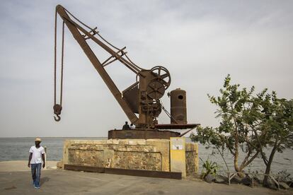 Este es uno de los 16 monumentos históricos de Saint Louis, protegido por decreto desde 1975 por el Estado senegalés. La grúa a vapor data de 1883 y, situada en el norte de la isla, se encuentra en buen estado de conservación. Es parada obligada en las rutas turísticas de la ciudad. 

