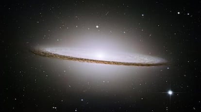 El telescopio espacial 'Hubble' fue lanzado por la NASA y la Agencia Espacial Europea en 1990. Orbita alrededor de la Tierra a 593 kilómetros sobre el nivel del mar. Al estar por encima de la atmósfera, evita la distorsión que produce el aire en la luz de las estrellas, obteniendo fotografías de gran resolución. Las cámaras apuntan con precisión hacia las estrellas para lograr imágenes tan impactantes como esta de la galaxia de la constelación de Virgo, a 28 millones de años luz.