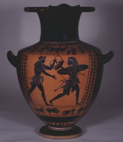 Vasija de arcilla pintada con figuras negras que data de 530 a.C. Es una pieza que representa al mundo arcaico, que asiste entonces a los últimos esplendores de la aristocracia griega.