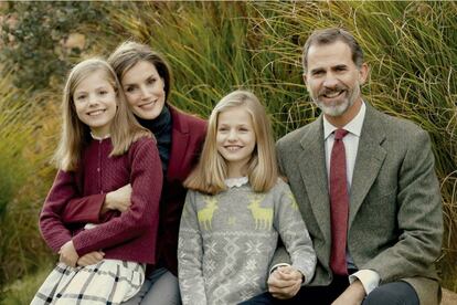 2016. Los reyes Felipe y Letizia posan son las infantas, Leonor y Sofía, en una imagen familiar tomada a finales de noviembre en el palacio de la Zarzuela por el equipo de fotografía. Sofía está sentada en brazos de su madre, mientras Leonor da la mano a su padre. La felicitación va firmada por los Reyes, la princesa de Asturias y la infanta Sofía con un sencillo texto en castellano e inglés: "Feliz Navidad y próspero año 2017".