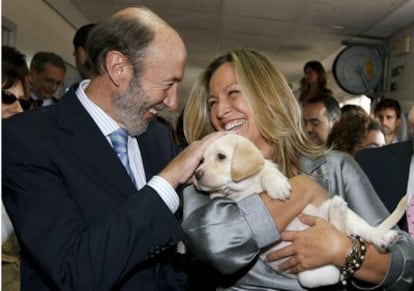 La ministra de Sanidad, Trinidad Jiménez, junto al ministro del Interior, Alfredo Pérez Rubalcaba, en un acto al que han acudido hoy con perros guía de la ONCE.