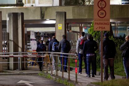 Trabajadores de PSA en Vigo llegan a la factoría para reiniciar la actividad.