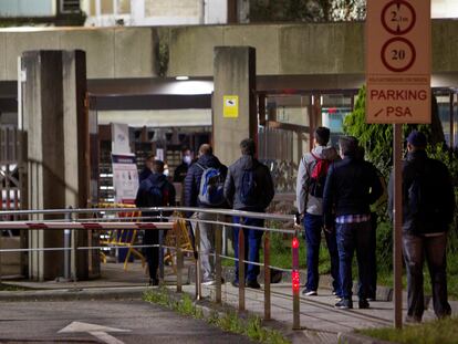 Trabajadores de PSA en Vigo llegan a la factoría para reiniciar la actividad.