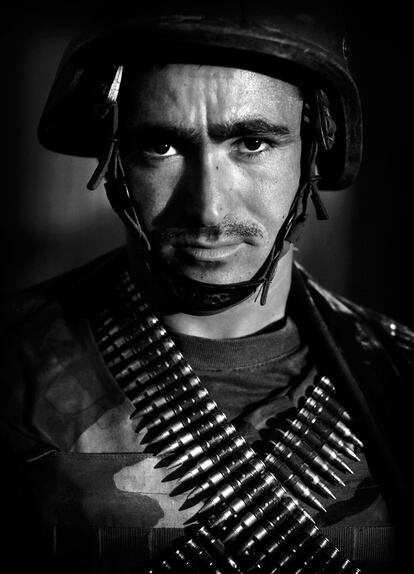 El soldado Mullah Assan, de la etnia turquemana de Jozjan, posa tras una patrulla.