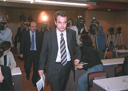 José Luis Rodríguez Zapatero, en el momento de ir a celebrar la rueda de prensa de ayer.