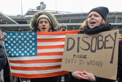 La concentración en la Terminal 4 de Kennedy, en Nueva York, se ha repetido en otros como los de Washington -hasta donde se ha desplazado el gobernador demócrata de Virginia-, Boston y San Francisco. 