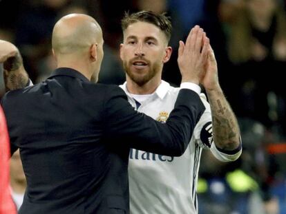 Sergio Ramos celebra con Zidane el gol de la remontada (3-2) del Madrid ante el Deportivo.