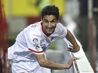 Navas celebra un tanto con el Sevilla