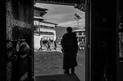 <p>Soldados del Ejército indio visitan el monasterio de Tawang (Arunachal Pradesh, India). La presencia del Ejército indio en Tawang es enorme. La derrota de Arunachal Pradesh (y Laddakh) frente a China en 1962 causó una gran conmoción en todo el país. Aunque la retirada voluntaria de China ha relajado la tensión, todavía mantiene la afirmación de que Arunachal forma parte de China. Tawang ha sido un foco de conflicto entre India y China a lo largo de todos estos años de guerra fría.</p>  	
<p>En Tawang pueden encontrarse militares paseando por la calle, bebiendo té o comprando estufas o ropa de abrigo. Hay tiendas dedicadas por completo al Ejército. Al principio, no causa una buena impresión, pero después de un tiempo te acostumbras.</p>
