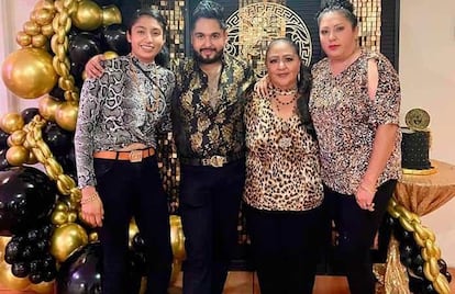 Irma Patricia Cuevas Ovalle (segunda a la derecha), posa para una foto con tres de los invitados a la fiesta de cumplaños de su hijo.